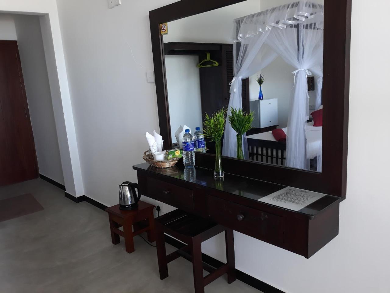 Copacabana Beach Hotel Hikkaduwa Zimmer foto
